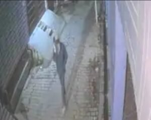 बुलंदशहर: रिटायर्ड फौजी के बंद मकान से चोरों ने उड़ाए लाखों के गहने और नकदी, पूरी वारदात CCTV में कैद